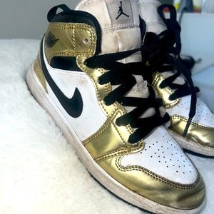 Youth boys Nike Air Jordan 1 Mid SE GS Basketball Shoes Metallic Gold